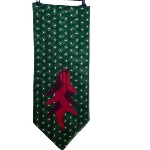 Wildrose Christmas Table Runner‎ - Picture 1 of 5